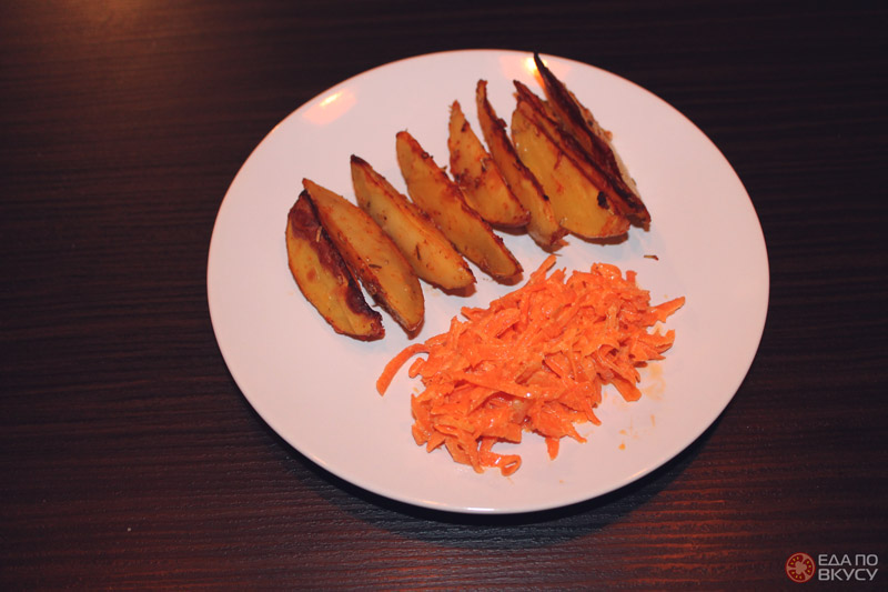 Запеченная картошка с салатом из морковки