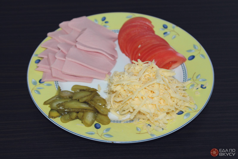 Нарезанные ингредиенты для пиццы