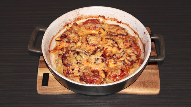 Запеченная в духовке курица с кабачком, луком и томатом