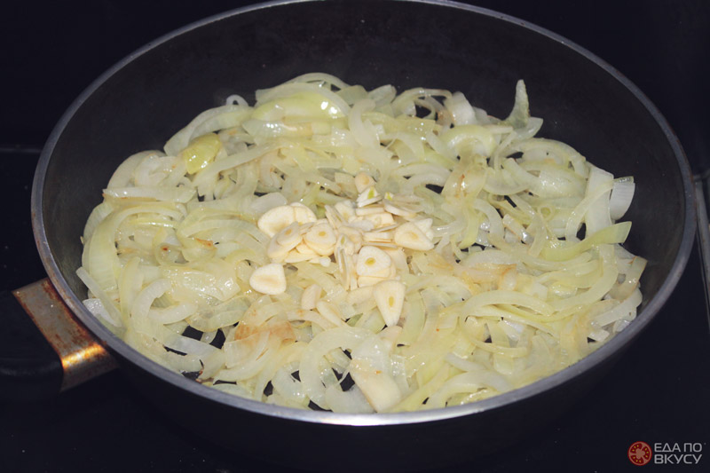 Пассеруем лук с чесноком