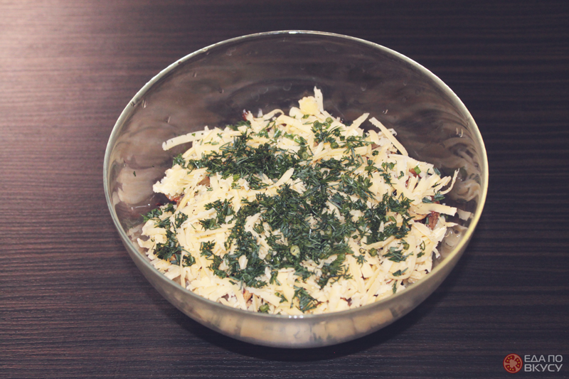 Посыпаем блюдо сыром и зеленью
