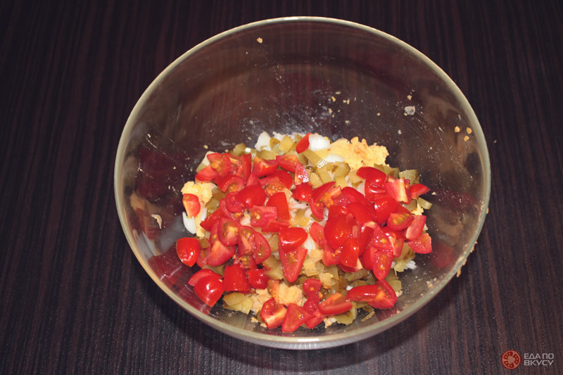 Пюре из нута с луком, солёным огурцом и помидорками черри