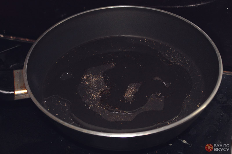 Молотый перец с маслом на сковороде