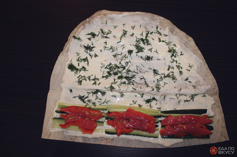 Лаваш с овощами и красной рыбой и укропом