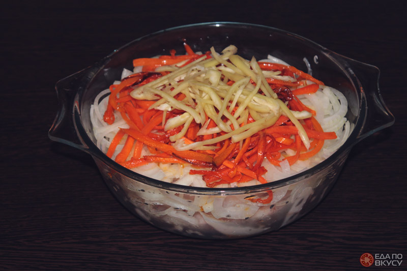 Минтай с луком, морковью и перцем