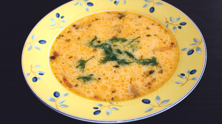 Сырный суп с курицей, грибами и копченой колбаской